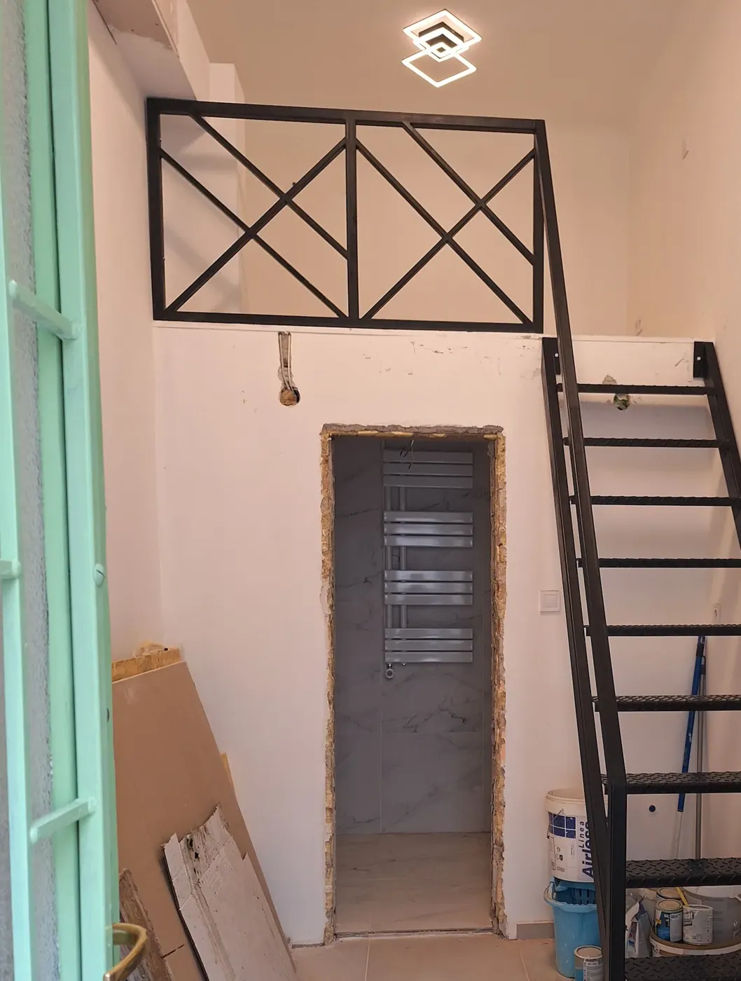 Atlomintas galeria korlat – egyedi fémszerkezet a Lakatosháztól