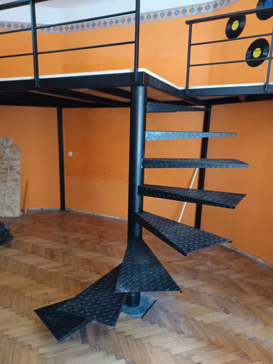 Galeria csigalepcso – egyedi fémszerkezet a Lakatosháztól