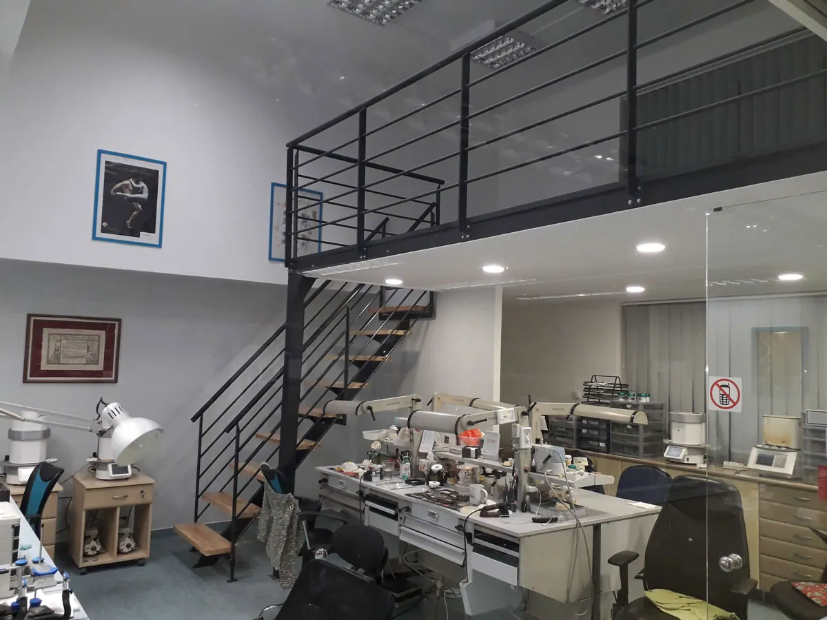Irodai galeria – egyedi fémszerkezet a Lakatosháztól