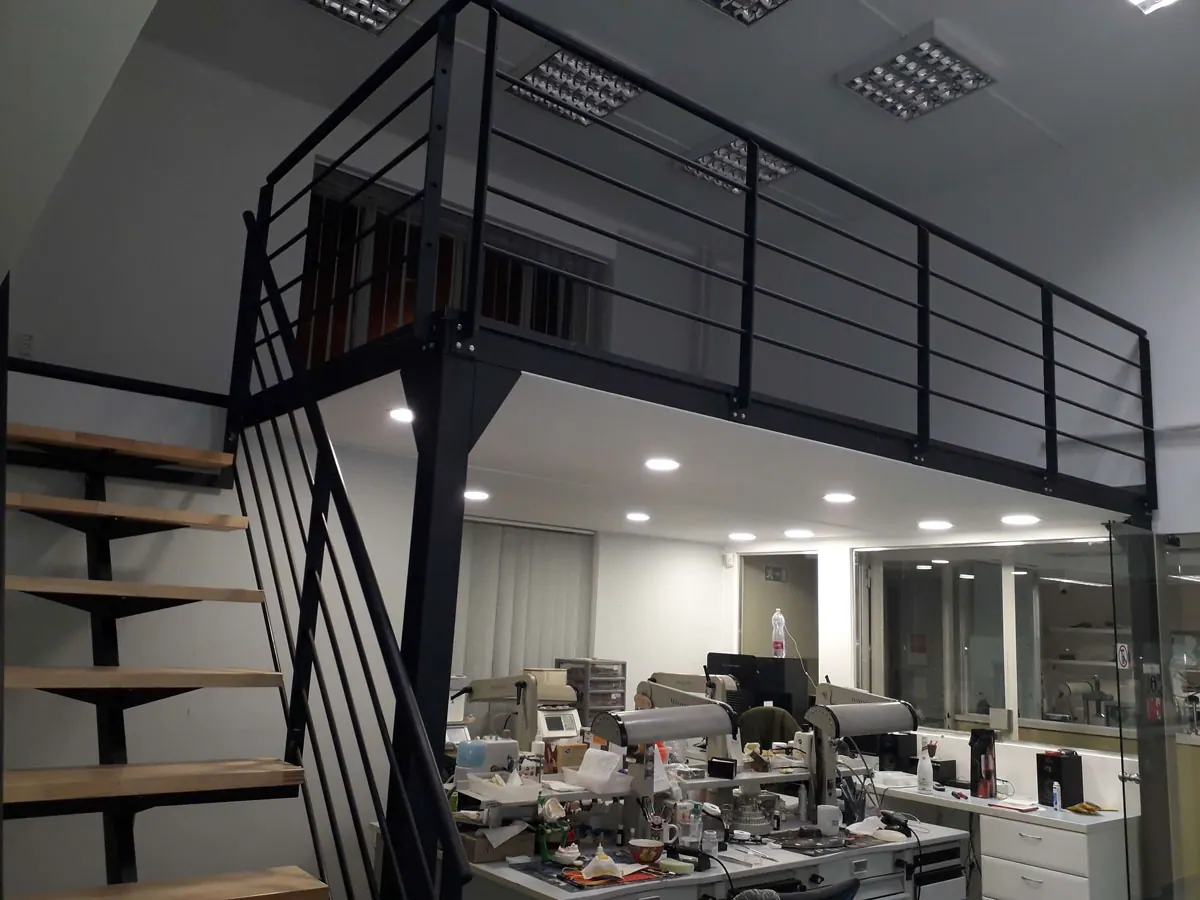 Irodai galeria – egyedi fémszerkezet a Lakatosháztól