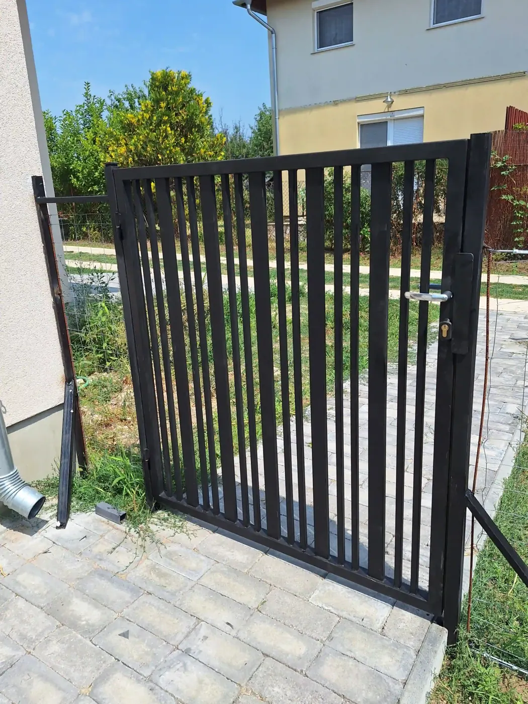 Kiskapu – egyedi fémszerkezet a Lakatosháztól