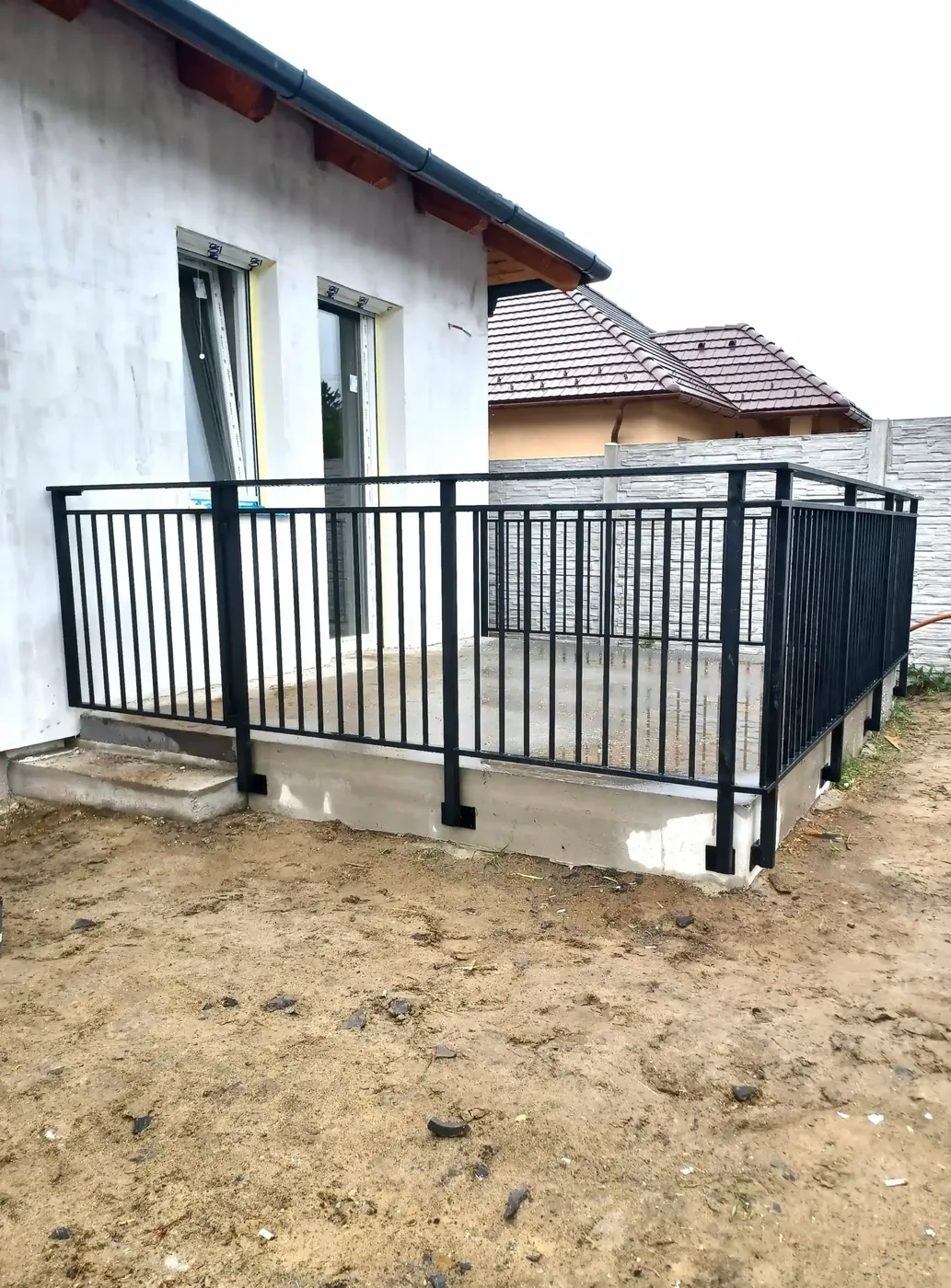 Terasz korlat – egyedi fémszerkezet a Lakatosháztól