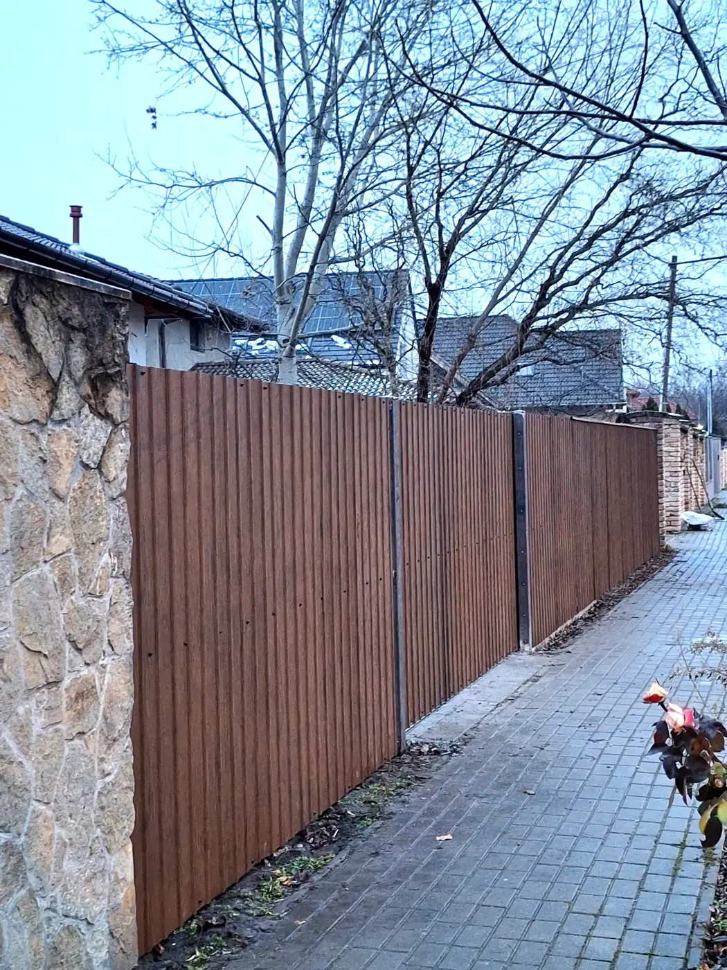 Trapezlemez kerites tolokapuval – egyedi fémszerkezet a Lakatosháztól