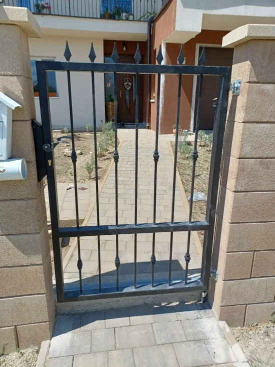 Lakatosház kovacsoltvas-kiskapu